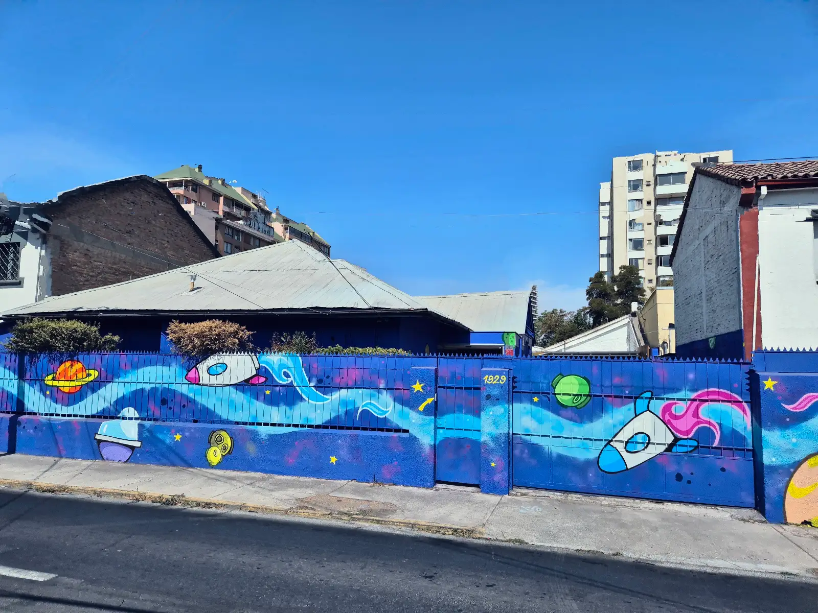 Fachada de Play Planet con mural espacial, en Simón Bolívar 1929, Ñuñoa
